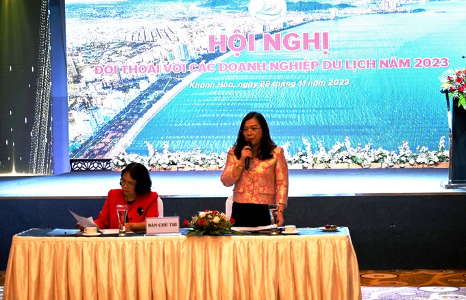Bà Nguyễn Thị Lệ Thanh, Giám đốc Sở Du lịch tỉnh Khánh Hòa giải đáp các thắc mắc của doanh nghiệp du lịch tại hội nghị.