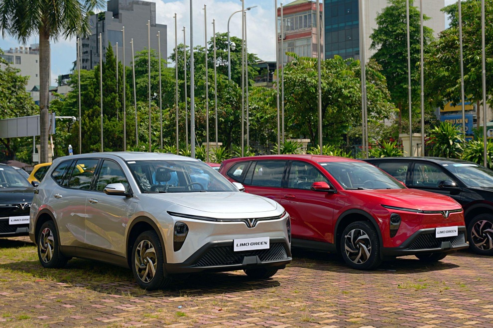 VinFast Limo Green chạy thử tại “thánh địa” của MPV Nhật Bản và… BYD M6 - 3