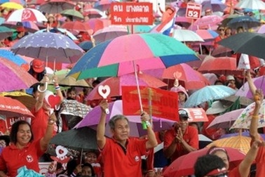 “Áo đỏ” biểu tình ở Bangkok, “áo vàng” đổ về biên giới