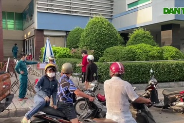 Người dân đến siêu thị rồi "tiu nghỉu" ra về vì không có phiếu mua hàng