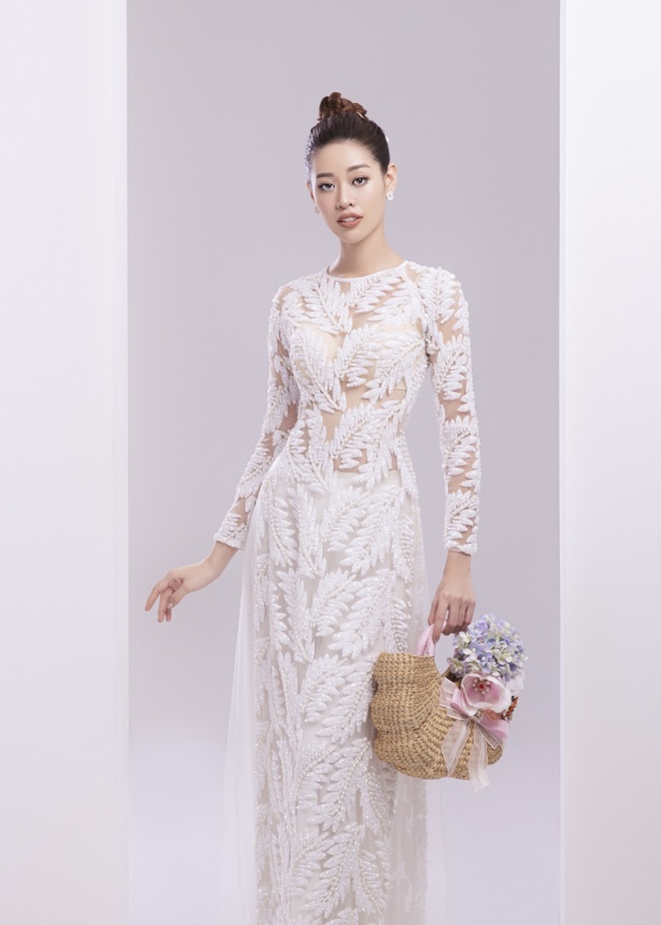Hoa hậu Khánh Vân nền nã với áo dài - 3 Hoa hậu Khánh Vân nền nã với áo dài - 3