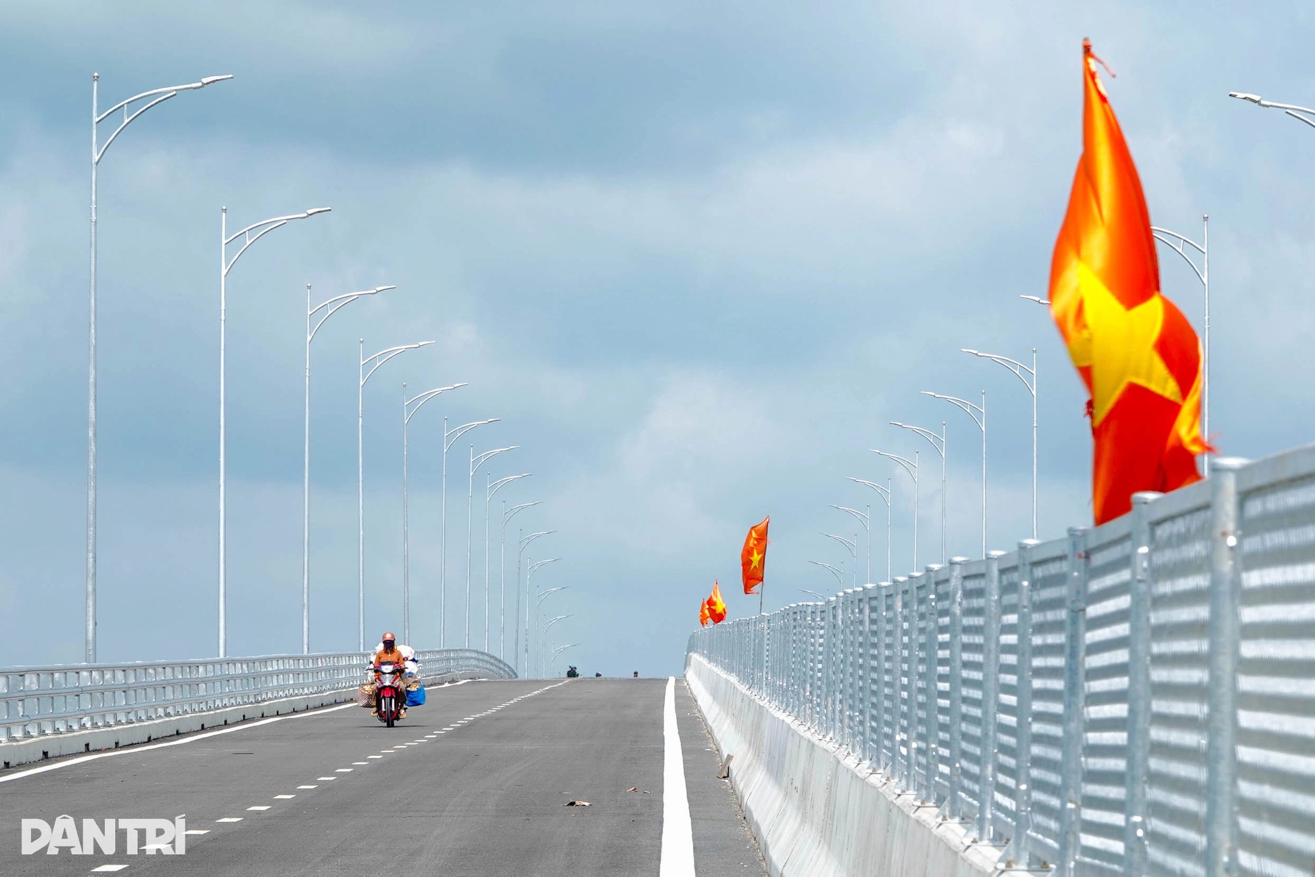 Cầu vượt sông Hậu nối Cần Thơ - Vĩnh Long chính thức thông xe tạm - 8 Cầu vượt sông Hậu nối Cần Thơ - Vĩnh Long chính thức thông xe tạm - 8