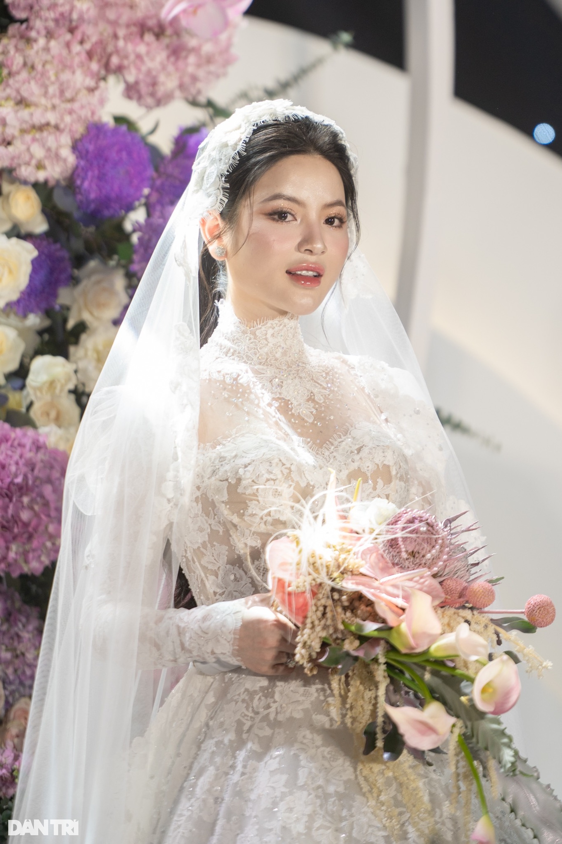 Cô dâu Chu Thanh Huyền xuất hiện xinh đẹp, sánh đôi tình tứ bên Quang Hải - 8 Cô dâu Chu Thanh Huyền xuất hiện xinh đẹp, sánh đôi tình tứ bên Quang Hải - 8
