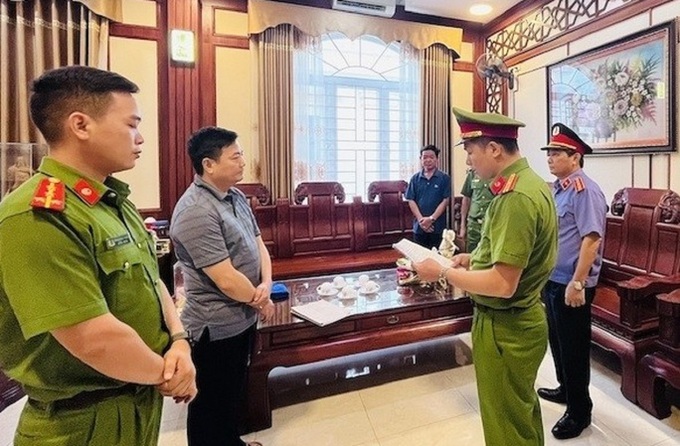 Cơ quan CSĐT Công an tỉnh Thanh Hóa thi hành các lệnh khởi tố, bắt tạm giam ông Đinh Xuân Hướng ngày 13/8 (Ảnh: Công an Thanh Hóa)