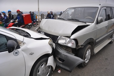 Hà Nội: Ô tô húc nhau nát đầu trên cầu, giao thông tắc nghẽn