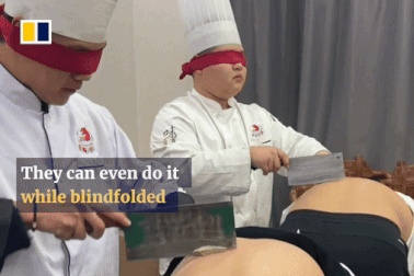 Học viên đầu bếp bịt mắt, dùng dao phay thái khoai tây trên lưng người