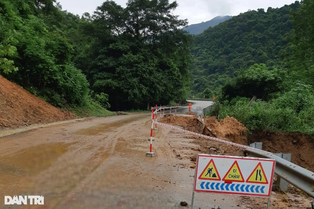 Quốc lộ 7 xuất hiện vệt nứt gãy xé ngang đường - 3 Quốc lộ 7 xuất hiện vệt nứt gãy xé ngang đường - 3
