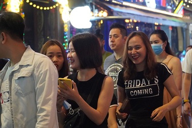 Phố “Tây” Bùi Viện vẫn náo nhiệt về đêm