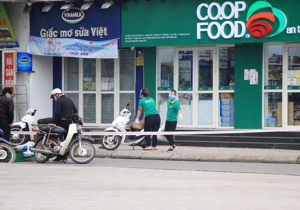 Hà Nội tạm cách ly khu chung cư có người dương tính với SARS-CoV-2 - 4 Hà Nội tạm cách ly khu chung cư có người dương tính với SARS-CoV-2 - 4
