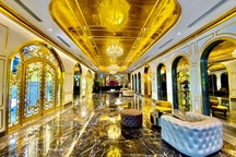 Báo chí quốc tế sửng sốt trước khách sạn dát vàng ở Việt Nam