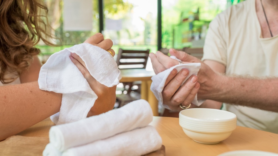 Cách sử dụng khăn ướt Oshibori chuẩn Nhật - 3