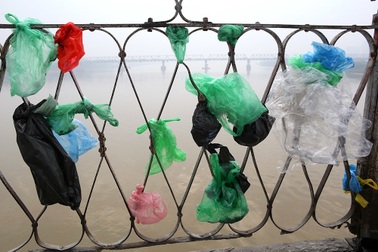 Hà Nội: Cầu qua sông Hồng treo đầy túi rác sau ngày ông Công ông Táo