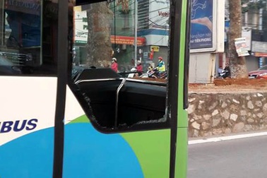 Vụ xe buýt nhanh vỡ kính: Người gây tai nạn là một phụ nữ?