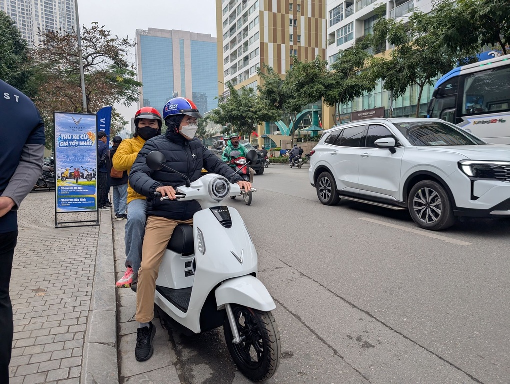 Nhiều người tranh thủ đổi xe xăng cũ lấy xe điện VinFast trước Tết - 3