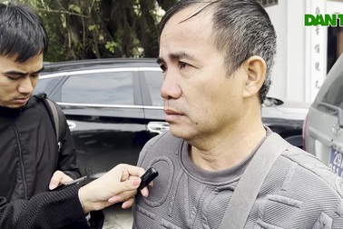 Người nhà nghẹn ngào đến nhận thi thể nạn nhân vụ cháy quán cà phê ở Hà Nội