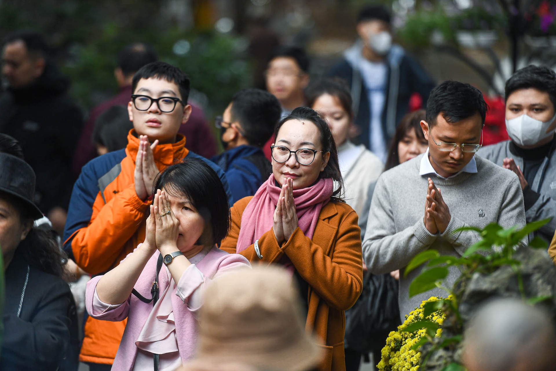 Khách Tây chen chân cùng người dân Hà Nội đổ về đền, chùa mùng 1 Tết - 11