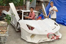 Chế "siêu xe" bìa carton, chàng trai nổi tiếng chưa 1 lần ngắm xe thật