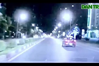 Nữ công nhân môi trường bị xe con tông nhập viện