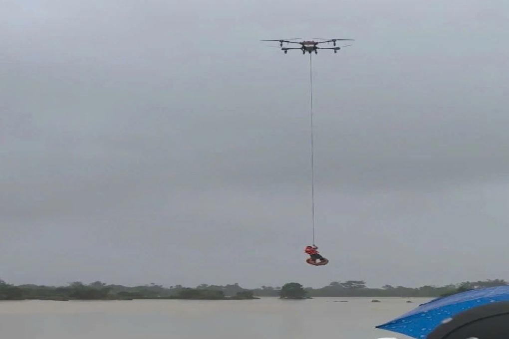Dùng drone cứu thành công người bị lật thuyền trên sông - 1