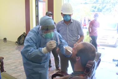 Cách ly chuyên gia hang động bay cùng cô gái nhiễm Covid-19