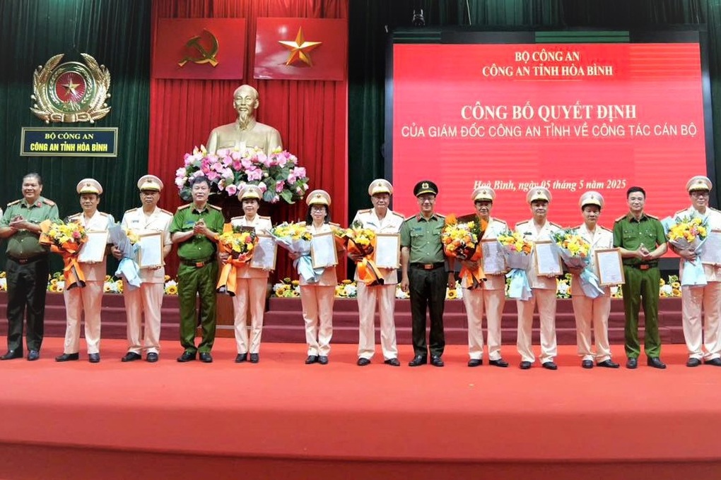 Một trưởng phòng, 9 phó phòng Công an Hòa Bình xin nghỉ trước tuổi - 1 Một trưởng phòng, 9 phó phòng Công an Hòa Bình xin nghỉ trước tuổi - 1