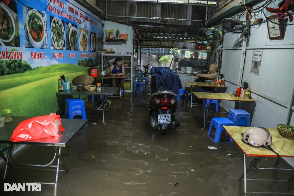 Hà Nội: Mưa lớn ngày cuối tuần, hàng loạt ô tô chết máy - 12 Hà Nội: Mưa lớn ngày cuối tuần, hàng loạt ô tô chết máy - 12