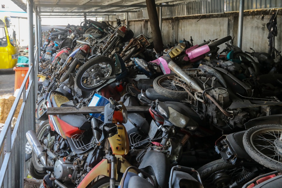 Hơn 500 chiếc xe máy vô chủ chất đống trong bến xe - 4 Hơn 500 chiếc xe máy vô chủ chất đống trong bến xe - 4