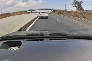 Ô tô lách vào khoảng trống để vượt ẩu hết sức nguy hiểm trên cao tốc