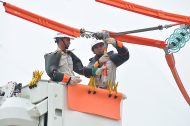 Sát hạch tay nghề cho công nhân đội sửa chữa điện nóng