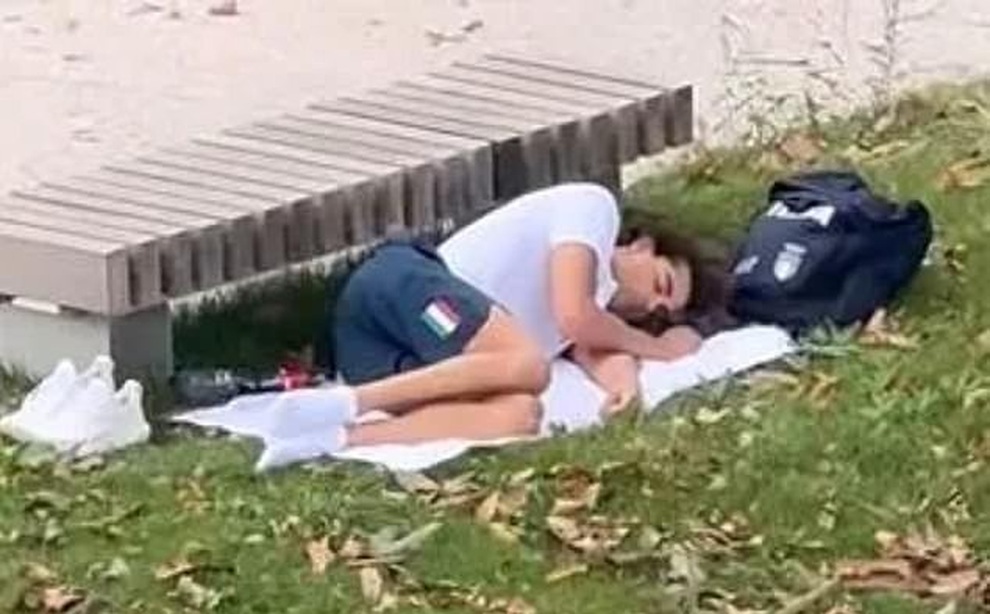 Xôn xao cảnh nhà vô địch Olympic ngủ bụi ở công viên vì nóng và khó ngủ - 1 Xôn xao cảnh nhà vô địch Olympic ngủ bụi ở công viên vì nóng và khó ngủ - 1