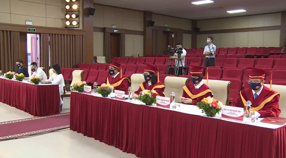 Lễ tốt nghiệp vắng lặng nhất trong lịch sử của Đại học Ngoại thương - 3 Lễ tốt nghiệp vắng lặng nhất trong lịch sử của Đại học Ngoại thương - 3