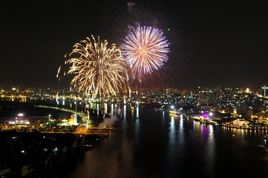 Ngắm pháo hoa rực trời Sài Gòn qua ống kính flycam