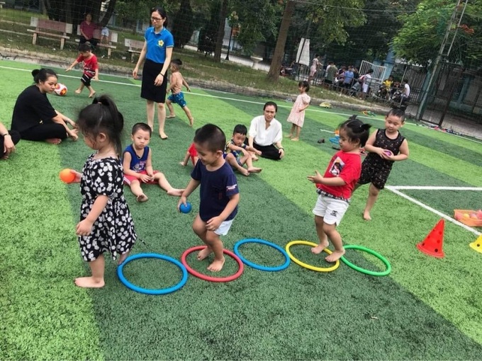 Dạy trẻ tự kỷ kỹ năng sống tại Trung tâm hỗ trợ phát triển giáo dục hòa nhập Khai Trí (Vĩnh Phúc). Ảnh: Việt Hà