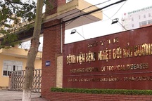 Mất 90 phút mới "mời" được vợ chồng mắc Covid-19 vào bệnh viện