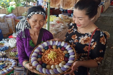 Rực rỡ sắc màu bánh dân gian Nam Bộ "hội tụ" ở tỉnh cực Nam Tổ quốc