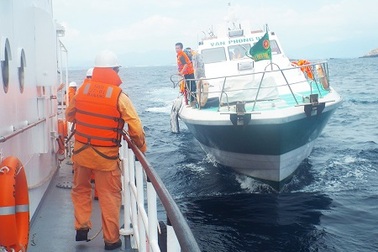 Gia đình đề nghị lặn tìm 8 thuyền viên mất tích