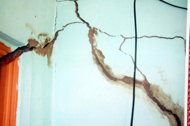 Nhà nứt "toang hoác", hàng chục hộ dân kêu cứu