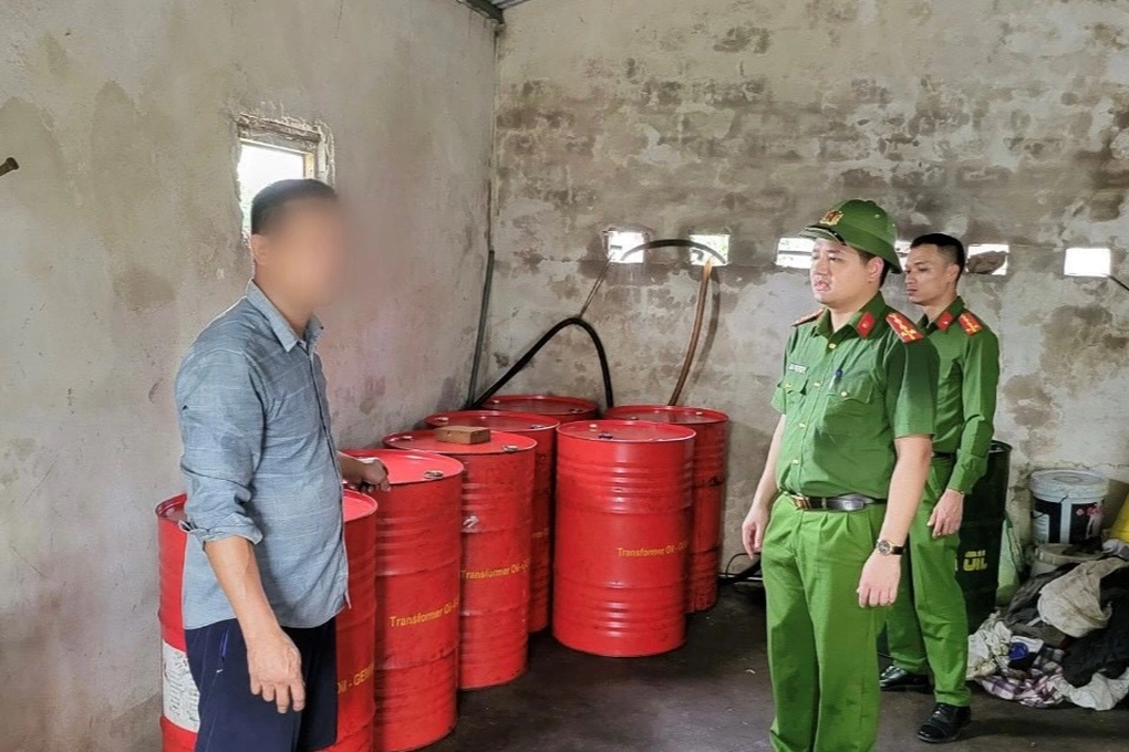 Công an phát hiện gần 1.400 lít dầu máy diesel không rõ nguồn gốc - 1 Công an phát hiện gần 1.400 lít dầu máy diesel không rõ nguồn gốc - 1