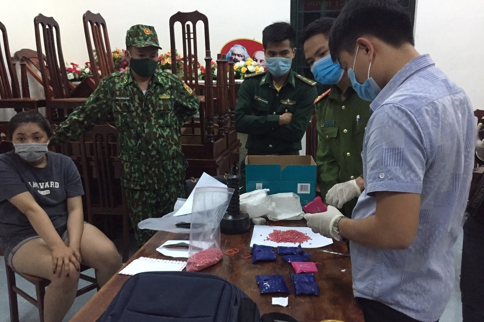 Ba ngày liên tiếp triệt phá 3 vụ ma túy, thu hơn 4.000 viên, 2kg ma túy đá - 2 Ba ngày liên tiếp triệt phá 3 vụ ma túy, thu hơn 4.000 viên, 2kg ma túy đá - 2