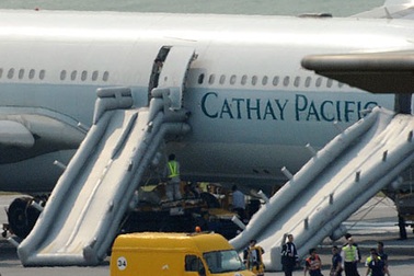 Máy bay hạ cánh khẩn ở Hồng Kông, 8 người bị thương