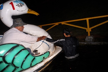 Ông lão 70 tuổi cứu sống thanh niên nhảy hồ tự tử