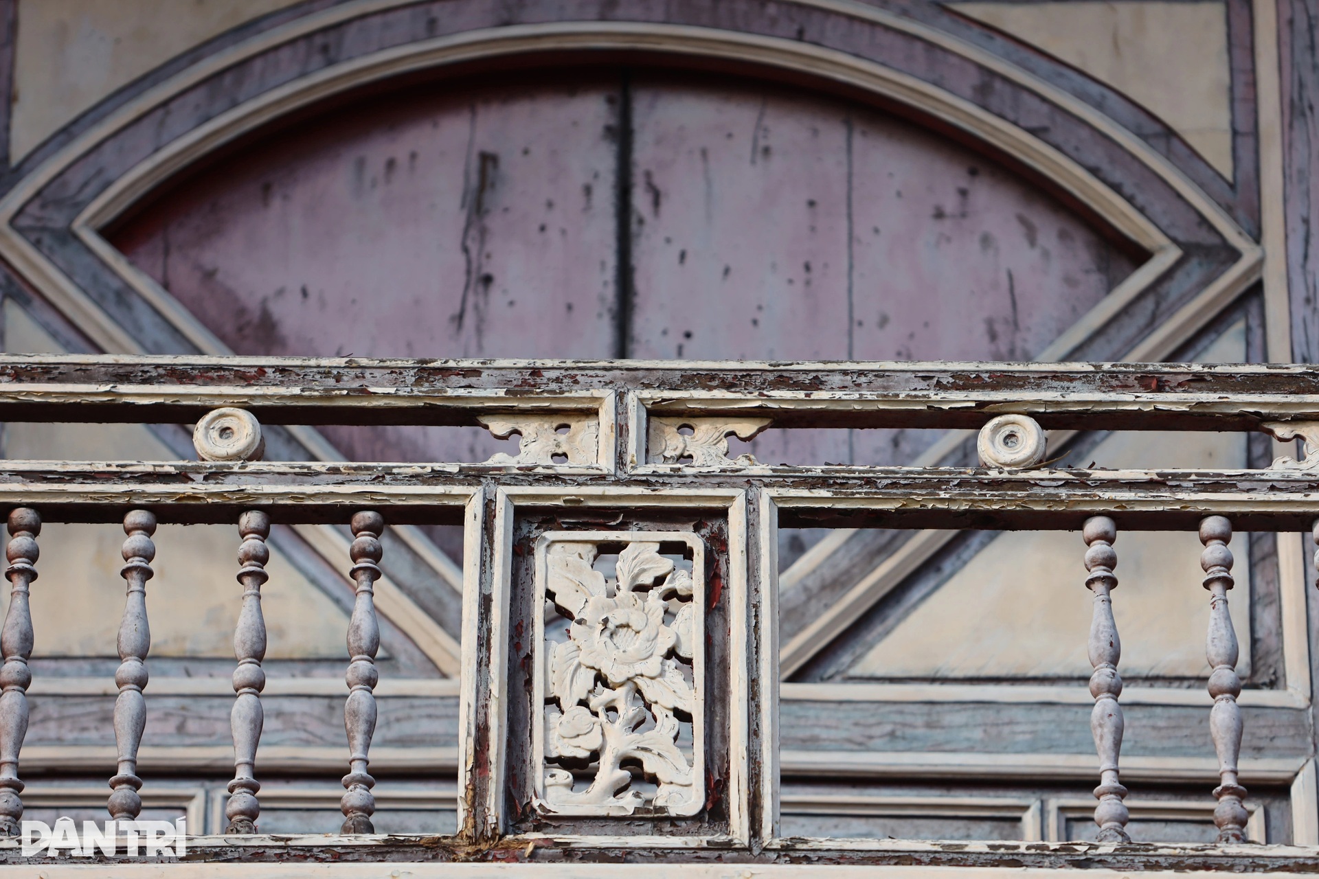 Lầu Ngũ Phụng trên cổng Ngọ Môn Huế xuống cấp, nhiều cột bong tróc lớp sơn - 8 Lầu Ngũ Phụng trên cổng Ngọ Môn Huế xuống cấp, nhiều cột bong tróc lớp sơn - 8