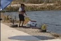 Clip “ông bố vô tâm làm rơi con xuống đất” gây phẫn nộ tuần qua