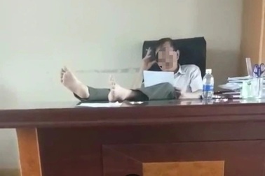 Hạt trưởng kiểm lâm gác chân lên bàn làm đơn xin từ chức