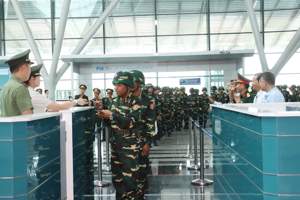 Đón đoàn quân nhân Lào sang Việt Nam tham gia diễu binh, diễu hành dịp 30/4 - 3 Đón đoàn quân nhân Lào sang Việt Nam tham gia diễu binh, diễu hành dịp 30/4 - 3