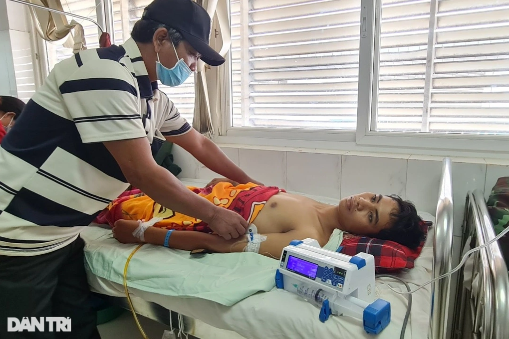 Bác sĩ kêu cứu giúp chàng trai mồ côi bị tai nạn vỡ nát xương sống - 4 Bác sĩ kêu cứu giúp chàng trai mồ côi bị tai nạn vỡ nát xương sống - 4