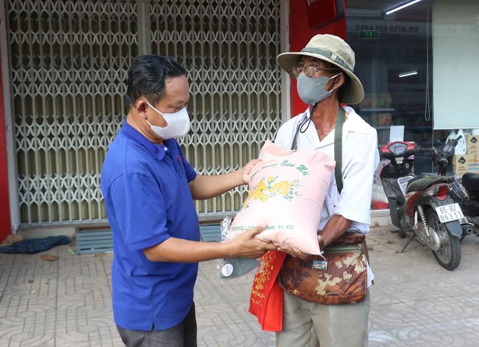Hỗ trợ người bán vé số dạo trong những ngày tạm ngưng phát hành vé số - 1 Hỗ trợ người bán vé số dạo trong những ngày tạm ngưng phát hành vé số - 1