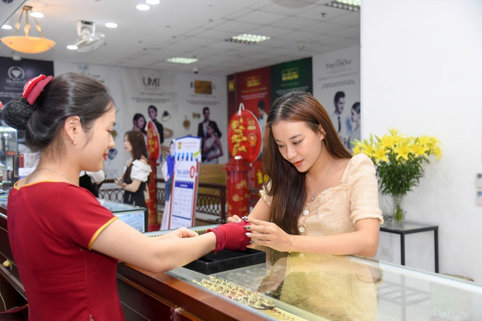 Giá vàng tiếp tục sụt giảm trước áp lực chốt lời - 1 Giá vàng tiếp tục sụt giảm trước áp lực chốt lời - 1