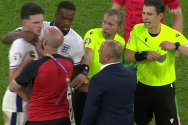 Ngôi sao tuyển Anh xô xát, chửi nhau với HLV Slovakia ngay trên sân