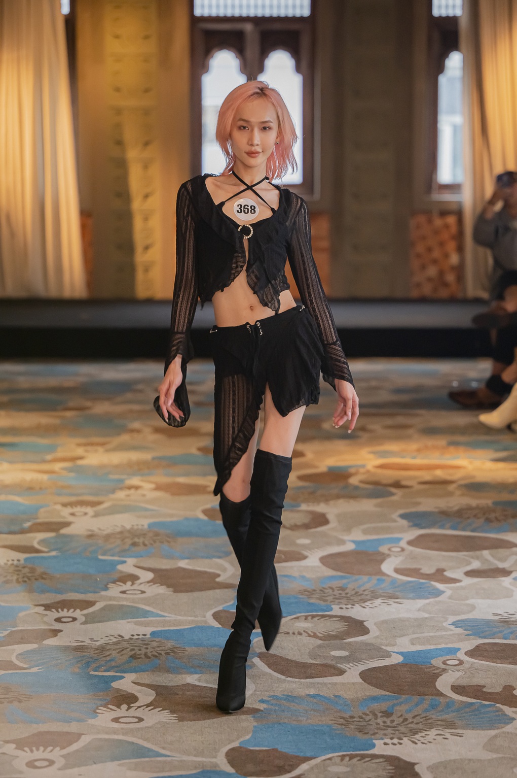 Võ Hoàng Yến, Khánh Vân catwalk nóng bỏng, thị phạm cho người mẫu trẻ - 8 Võ Hoàng Yến, Khánh Vân catwalk nóng bỏng, thị phạm cho người mẫu trẻ - 8